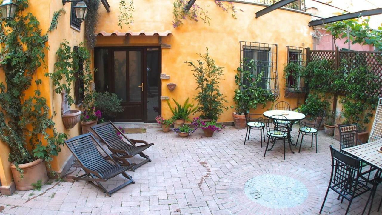 La Piazzetta Di Roma Villa Bagian luar foto